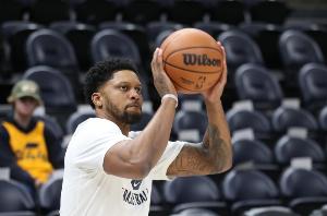 一位满怀期 一位满怀期